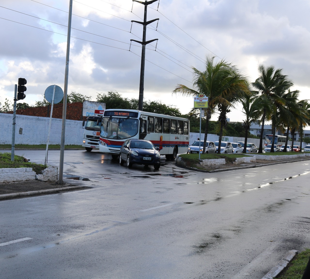 Prefeitura inicia instalação dos semáforos inteligentes na avenida Heráclito Rollemberg - SMTT Aracaju